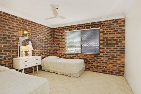 Huge Top Floor Unit Across The Road....Waterfront!! - Accommodation Search 10