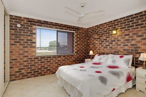 Huge Top Floor Unit Across The Road....Waterfront!! - Accommodation Search 13