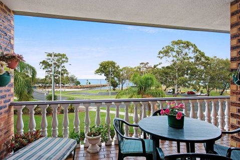 Huge Top Floor Unit Across The Road....Waterfront!! - Accommodation Search 0