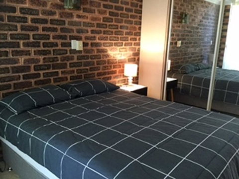Huge Top Floor Unit Across The Road....Waterfront!! - Accommodation Search 6