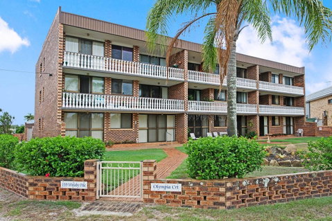 Huge Top Floor Unit Across The Road....Waterfront!! - Accommodation Search 19
