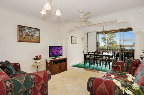 Huge Top Floor Unit Across The Road....Waterfront!! - Accommodation Search 3