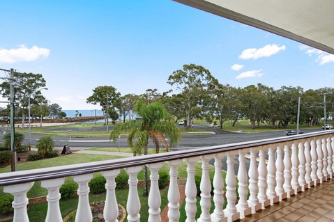 Huge Top Floor Unit Across The Road....Waterfront!! - Accommodation Search 14