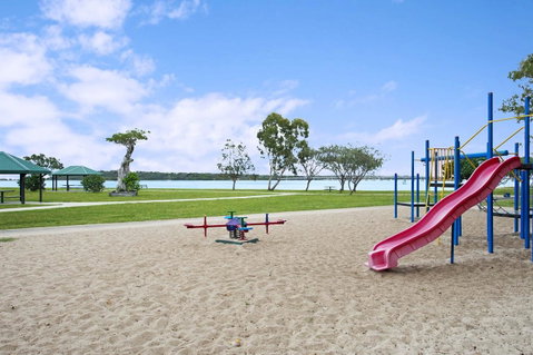 Huge Top Floor Unit Across The Road....Waterfront!! - Accommodation Search 8