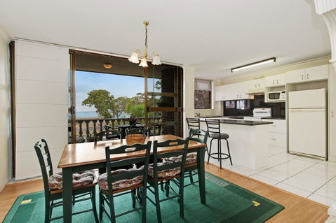 Huge Top Floor Unit Across The Road....Waterfront!! - Accommodation Search 4