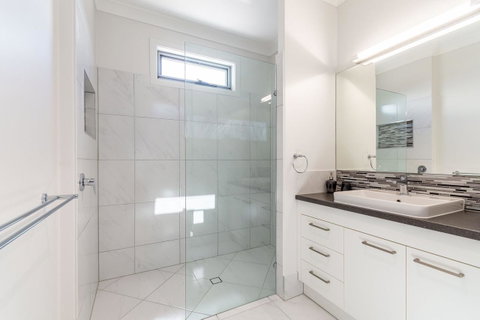 Stunning Canal Home Oh So Close To The Waterfront - Accommodation Search 7