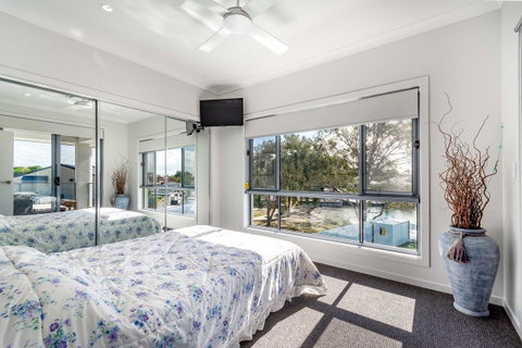 Stunning Canal Home Oh So Close To The Waterfront - Accommodation Search 6