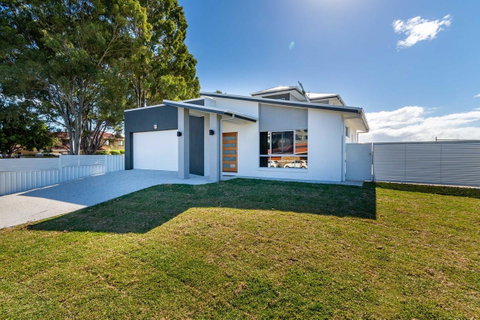 Stunning Canal Home Oh So Close To The Waterfront - Accommodation Search 4