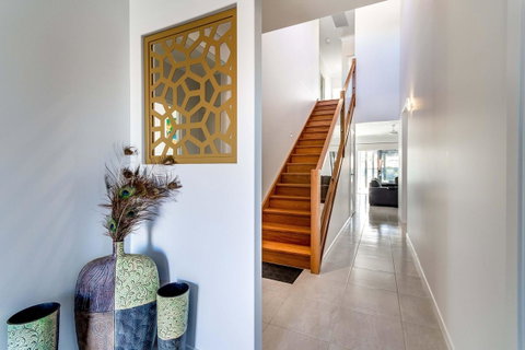 Stunning Canal Home Oh So Close To The Waterfront - Accommodation Search 11