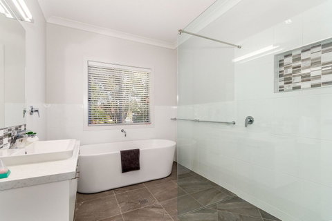 Stunning Canal Home Oh So Close To The Waterfront - Accommodation Search 1