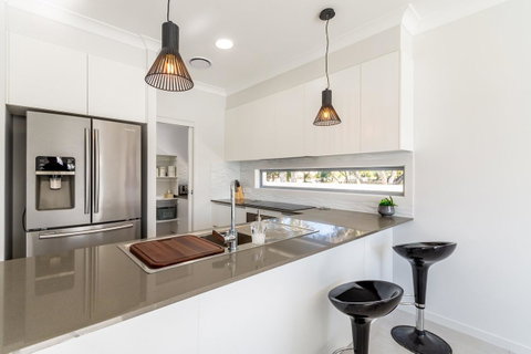 Stunning Canal Home Oh So Close To The Waterfront - Accommodation Search 5