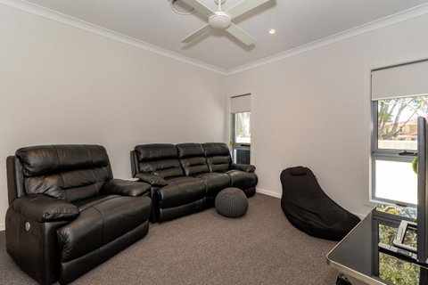 Stunning Canal Home Oh So Close To The Waterfront - Accommodation Search 10