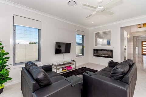 Stunning Canal Home Oh So Close To The Waterfront - Accommodation Search 19