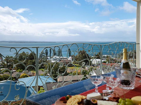 'Baylife Villa' 4a Warruga St - Large Home With WIFI, Netflix, Aircon, Linen & Spectacular Views - Accommodation Search 0