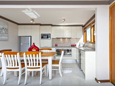 'Beach Break 2', 2/10 Lionel St - Downstairs Unit With Aircon - Accommodation Search 2
