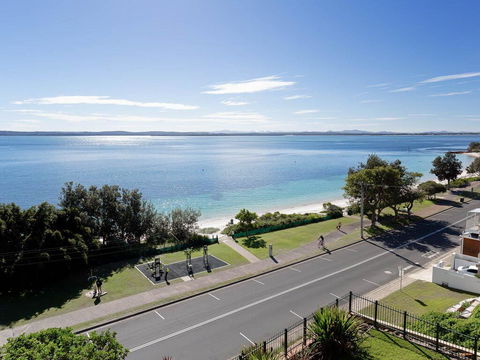 1 'Kiah', 53 Victoria Parade - Stunning Views, Wifi, Aircon, Just Across The Road To The Water - Accommodation Search 2