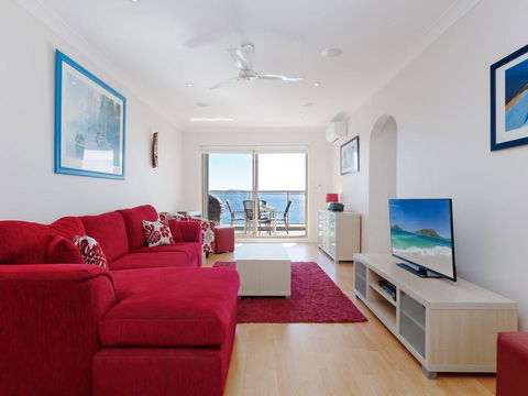 1 'Kiah', 53 Victoria Parade - Stunning Views, Wifi, Aircon, Just Across The Road To The Water - Accommodation Search 1