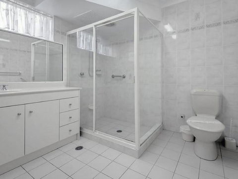 1 'Laman Lodge', 15 Laman Street - Stunning Air Conditioned Unit With Water Views And WIFI - Accommodation Search 1