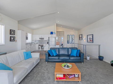 1/32 Ocean Avenue - Three Bedrooms, Three Bathrooms, Air Con, Boat Parking & Water Views - Accommodation Search 2