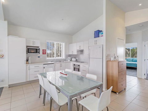 1/32 Ocean Avenue - Three Bedrooms, Three Bathrooms, Air Con, Boat Parking & Water Views - Accommodation Search 3