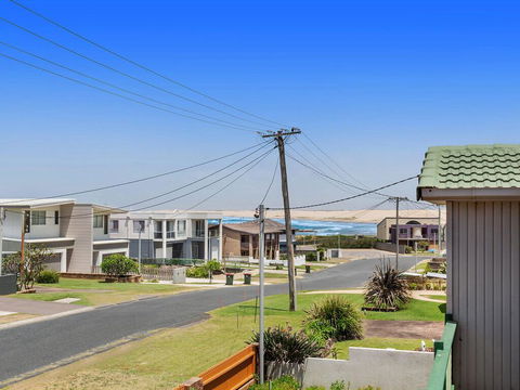 1/32 Ocean Avenue - Three Bedrooms, Three Bathrooms, Air Con, Boat Parking & Water Views - Accommodation Search 0