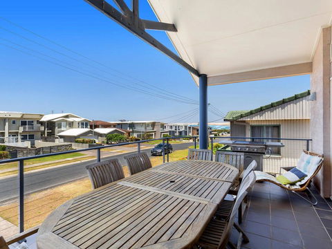 1/32 Ocean Avenue - Three Bedrooms, Three Bathrooms, Air Con, Boat Parking & Water Views - Accommodation Search 1