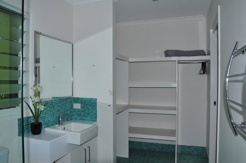 10 Double Island Drive - Modern Family Home, Centrally Located, Swimming Pool & Outdoor Area - Accommodation Search 2