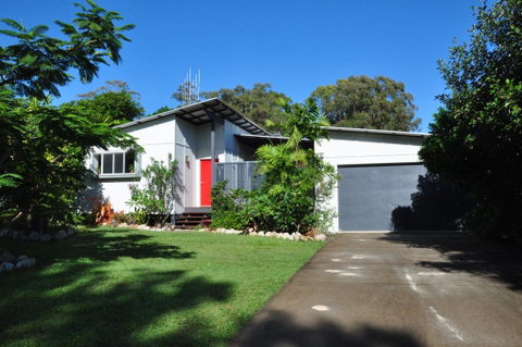 10 Double Island Drive - Modern Family Home, Centrally Located, Swimming Pool & Outdoor Area - Accommodation Search 0