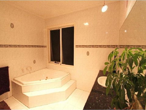 15 Charles Abbotsford Mansion - Accommodation Search 2