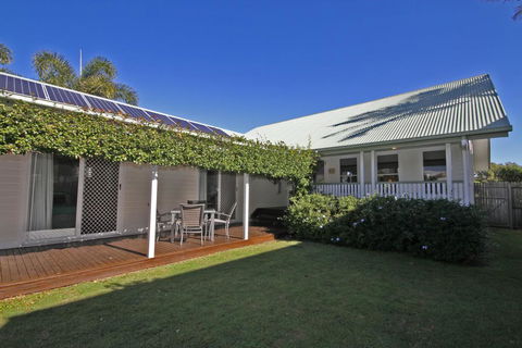 16 Beachway Pde, Marcoola: Linen Incl, WiFi, Pet Friendly, A/Cond. 500 BOND - Accommodation Search 1