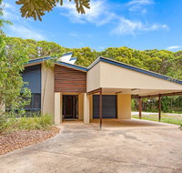 18 Naiad Court - Rainbow Shores Modern Beach House Walk to Beach - Accommodation Search