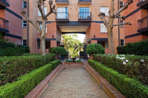 2 Bed Sydney Executive Apt Close To City - Accommodation Search 3