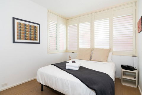 2 Bedroom Apartment With Bay View - Accommodation Search 3