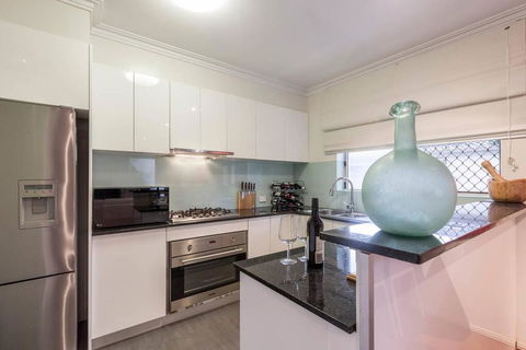2 Bedroom With Parking & AC Close To Beach & City - Accommodation Search 3