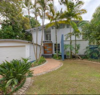 2 Satinwood Drive - Rainbow Shores Executive Level Beach House Pool Walk to Beach - Accommodation Search
