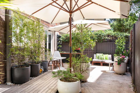 2-Bed Balmain Retreat With Outdoor Patio - Accommodation Search 1