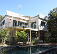 20 Orania Court - Two storey family home with swimming pool patio  large deck. Pet friendly - Accommodation Search