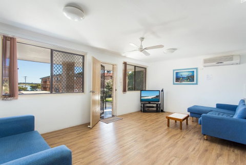 26 Wallis View - Opposite The Lake - 3 Bedroom Apartment - Sleeps 8 - Accommodation Search 1