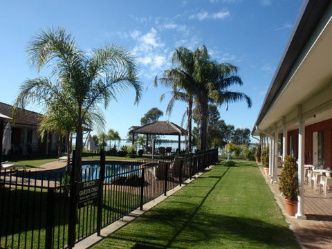 CAPRICORN MOTOR Inn - Accommodation Search 0