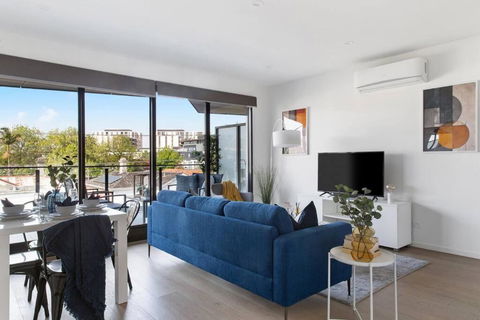 Caulfield Elegance: Chic Abode - Accommodation Search 0