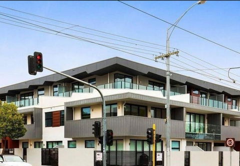 Caulfield Elegance: Chic Abode - Accommodation Search 1