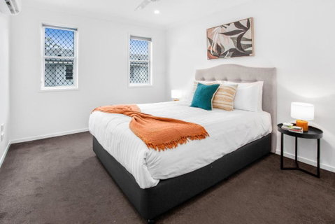 Comfortable 3-Bed Retreat Close Parks - Accommodation Search 2