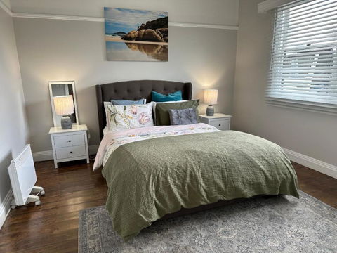 Daisy Cottage On Duke 2BR - Accommodation Search 2