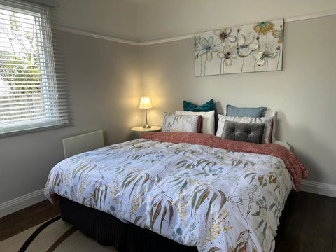 Daisy Cottage On Duke 2BR - Accommodation Search 3
