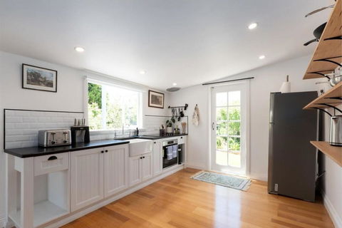 Cute As A Button Cottage In Charming Evandale - Accommodation Search 2