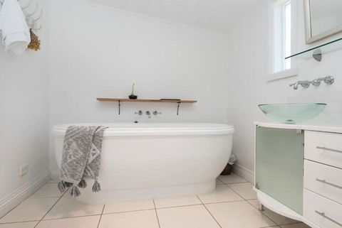Cute As A Button Cottage In Charming Evandale - Accommodation Search 4