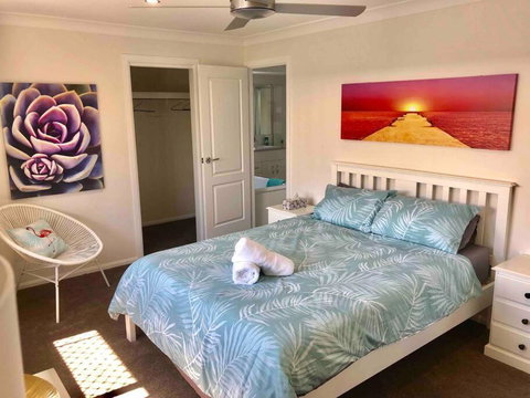 DELUXE Escape! Central, NEW & Spacious 3 Bed - Accommodation Search 2