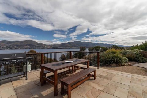 Derwent River Cottage - Tranquil Waterfront Living - Accommodation Search 2