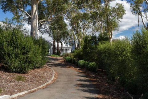 Derwent River Cottage - Tranquil Waterfront Living - Accommodation Search 1