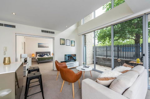 3 BDR Stylish City Retreat // Close To All And Everything In Canberra - Accommodation Search 2